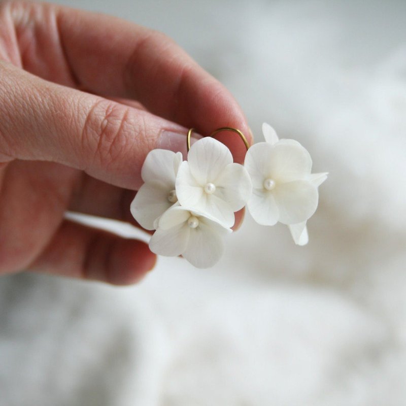 White Flower Bridal earrings Hydrangea Earrings Clip-on Floral earrings - ต่างหู - ดินเหนียว ขาว