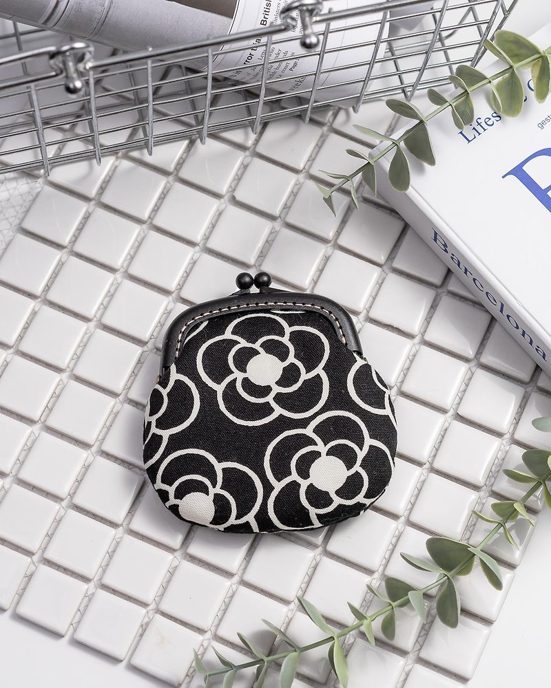 [Small Camellia] Coin purse#小口金包#cute#Japanese#storage - กระเป๋าใส่เหรียญ - ผ้าฝ้าย/ผ้าลินิน สีดำ