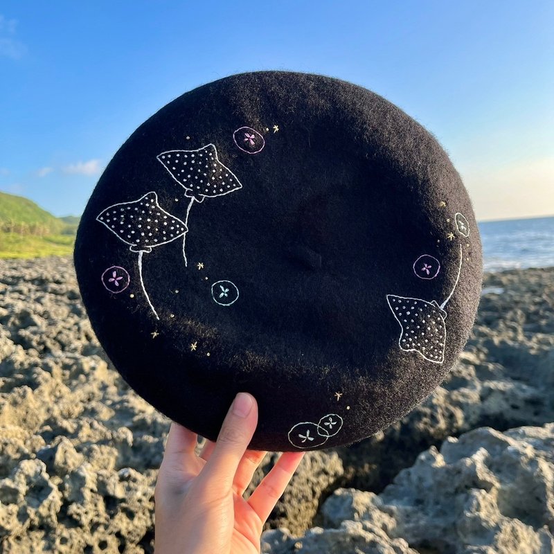 Hand embroidered beret stingray jellyfish - หมวก - ขนแกะ สีดำ