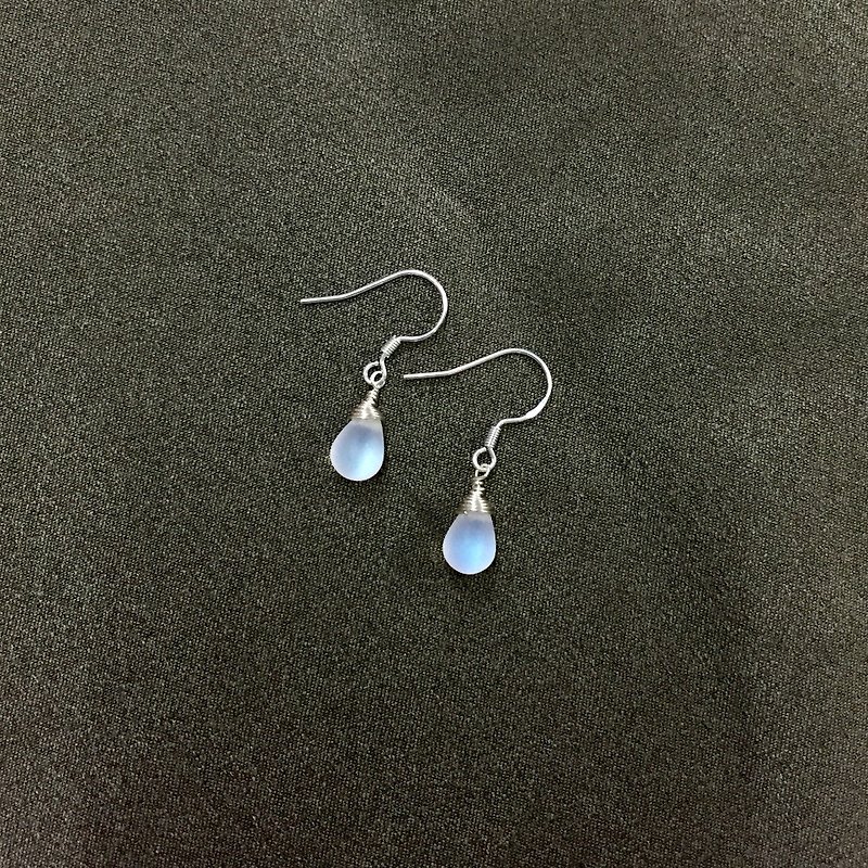 【Ruosang】Teardrop V. Dreamy moonlight color. Handmade metal winding x moonlight droplets. earring. - Earrings & Clip-ons - Glass White