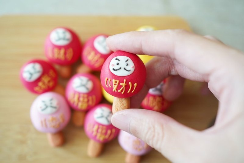 仿真馬林糖達摩祈願小物|手工仿真黏土|可愛系祝福飾品 - 徽章/別針 - 黏土 卡其色