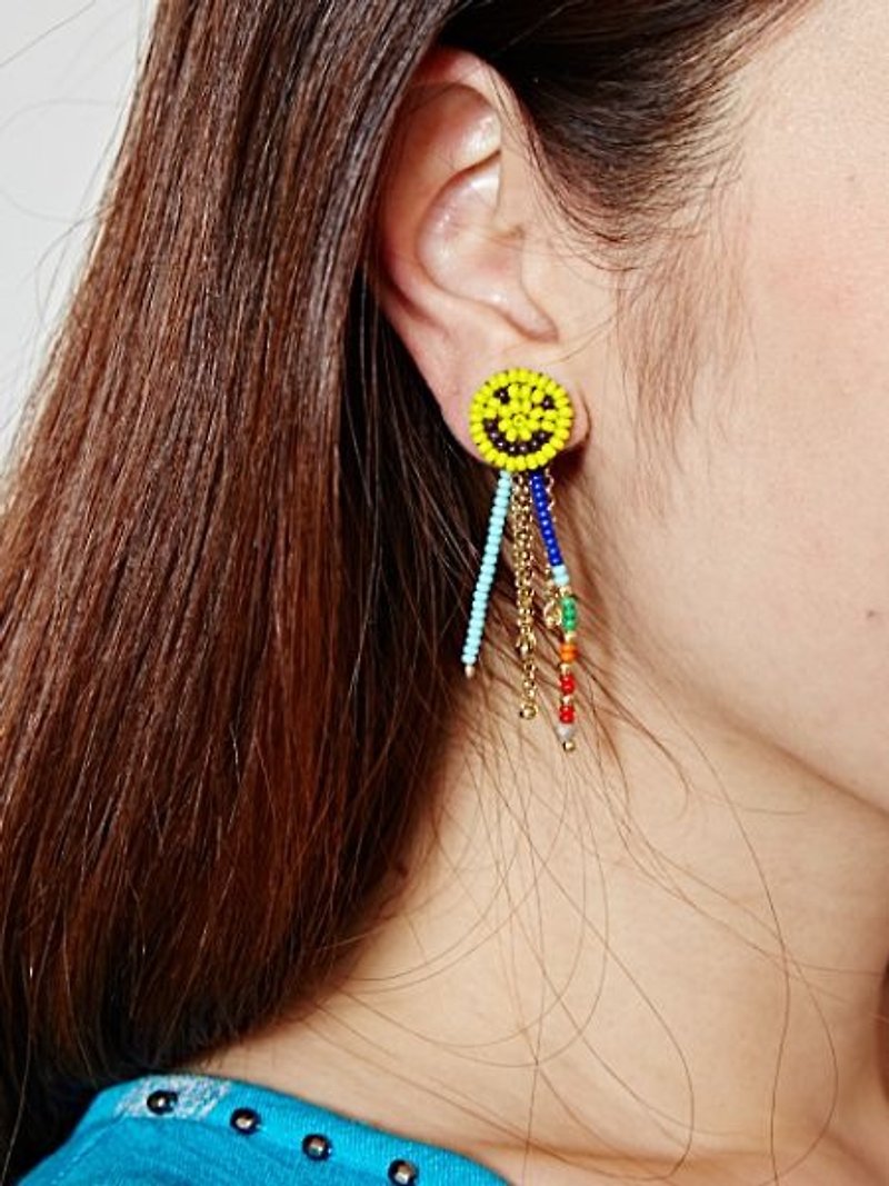 【Pre-order】 ☼ beaded smile tassel earring ☼ (two-color) - ต่างหู - โลหะ หลากหลายสี