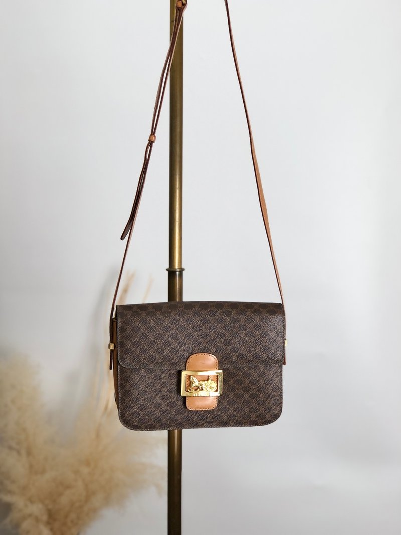【 日本直送　名牌中古包 】CELINE セリーヌ マカダム ショルダーバッグ ブラウン 馬車 ホースキャリッジ PVC レザー vintage dccdnx - 側背包/斜背包 - 防水材質 咖啡色