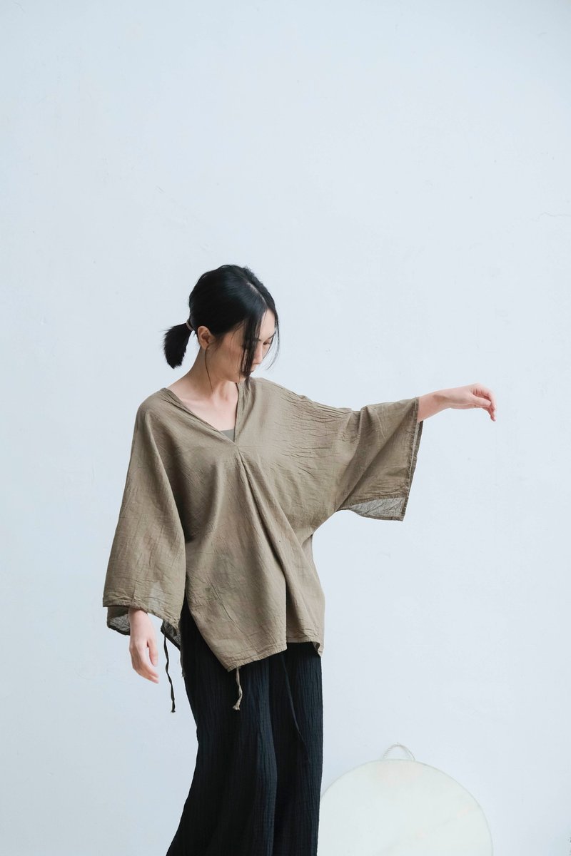 前後V領側綁帶上衣 / 慕斯布 茶褐 - 女上衣/長袖上衣 - 棉．麻 卡其色