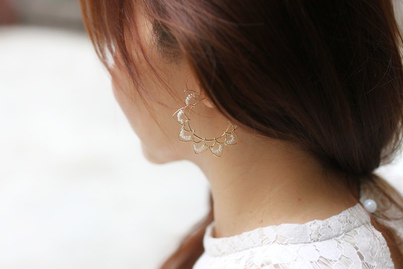 White charm lace natural freshwater pearl 14K gold earring clip - ต่างหู - โลหะ ขาว