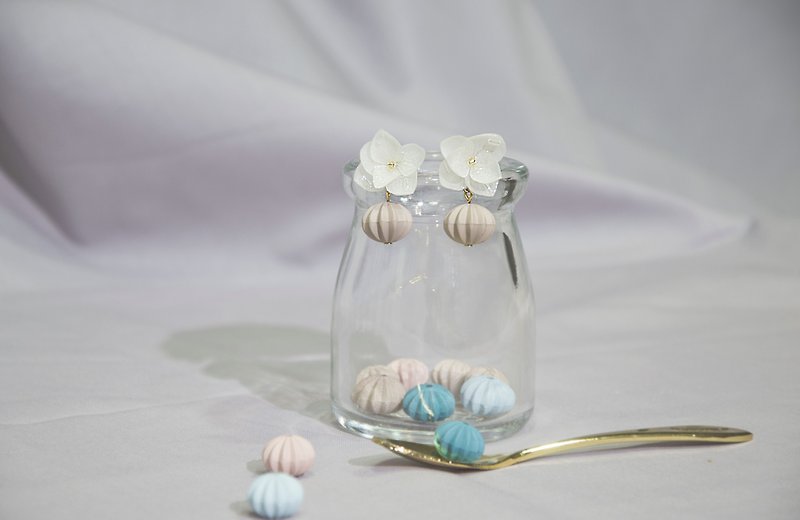 Meringue Marin Sugar-Roasted Tea Latte | Hydrangea×925 Sterling Silver - Earrings & Clip-ons - Plants & Flowers Khaki