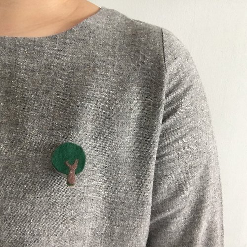 feel-felt-felt Handmade wool felt brooch : round shape tree