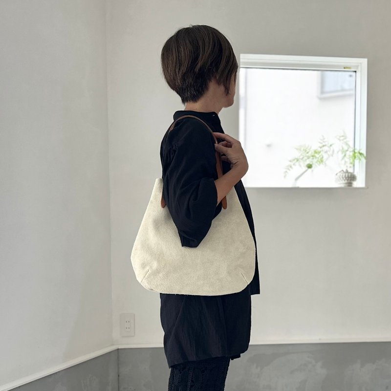 【2025新サイズ】牛床ベロアと極厚オイルヌメの丸型トートバッグ M-size【ビアッカ】 - 手提包/手提袋 - 真皮 卡其色