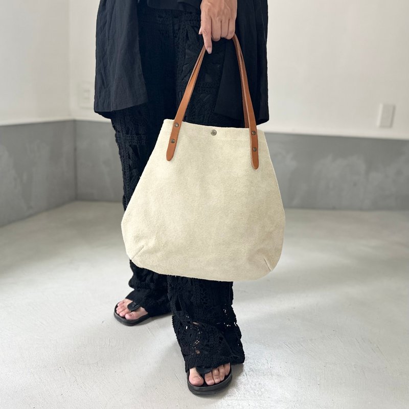 【2025登場 M 尺寸】牛床絨 × 極厚油蠟植鞣皮 圓型托特包 米色 - 手提包/手提袋 - 真皮 卡其色