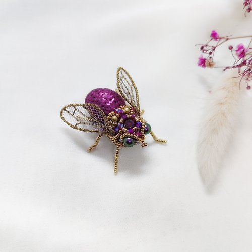 一隻蟲子 珠寶刺繡立體水晶昆蟲胸針-紫紅可愛Fly胸針