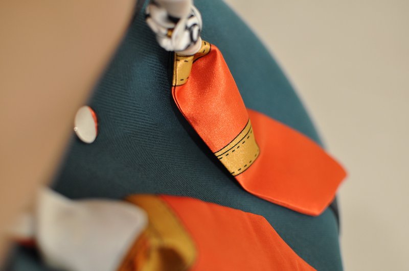 Flat 135 X Taiwan designer saddle totem satin white silk scarf long strip silk scarf band - ผ้าพันคอ - ผ้าไหม สีแดง