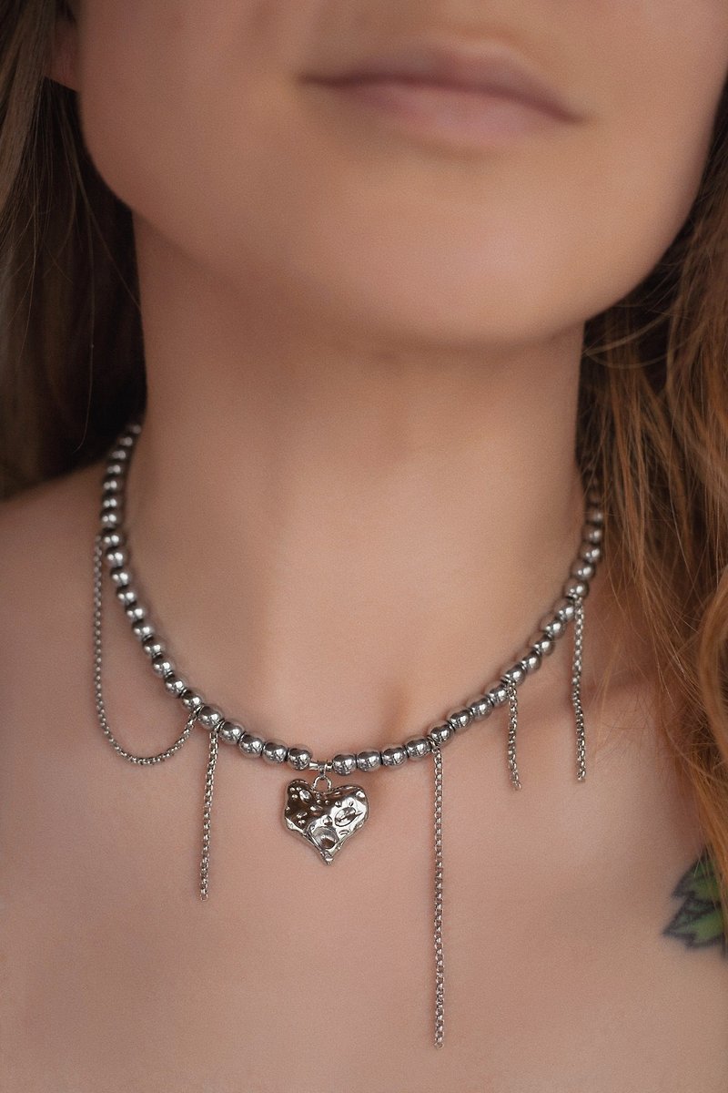 Silver heart necklace with hematite, Grey beaded chocker with chains and pendant - สร้อยคอ - สแตนเลส สีเทา