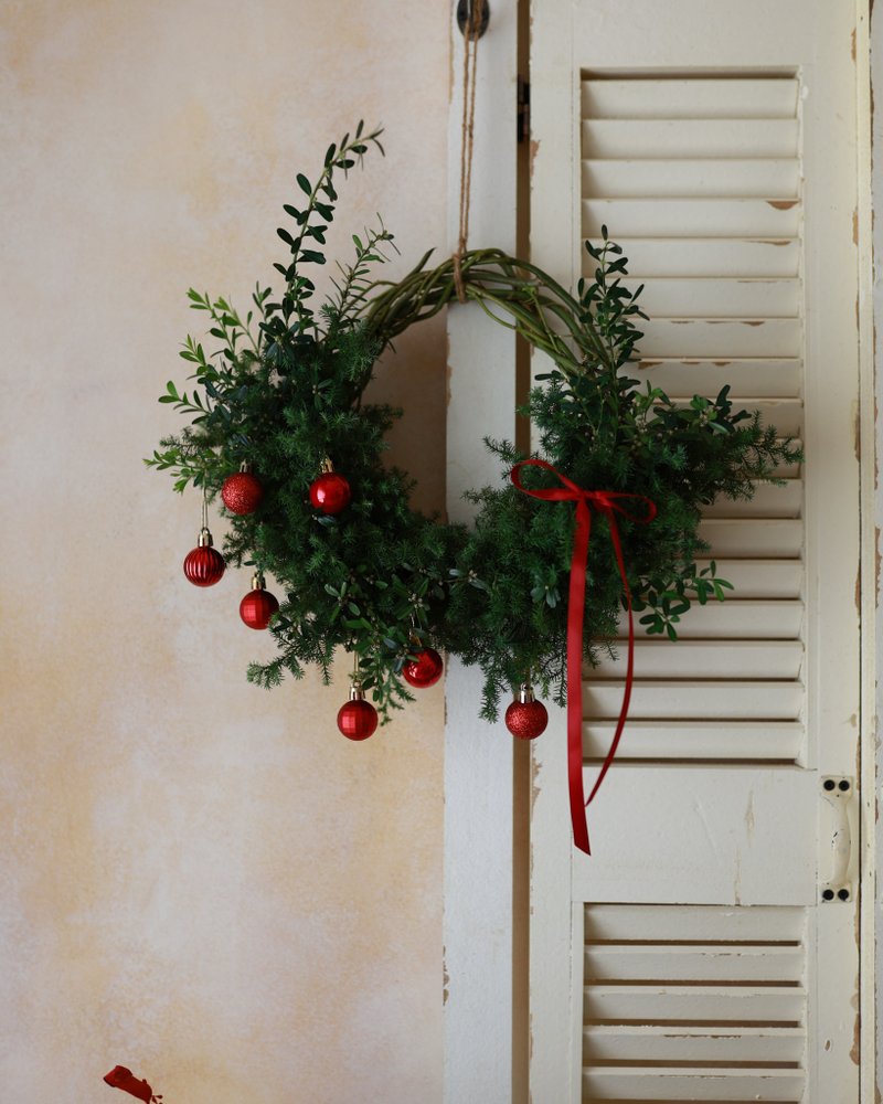 フレッシュな杉のシンプルで上質なクリスマスリース - ドライフラワー・ブーケ - 寄せ植え・花 