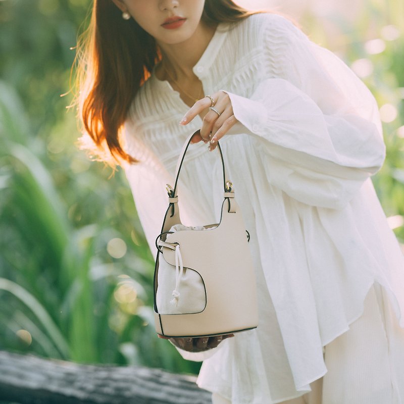 Countdown in stock [Wei Wei Wei what the same style] BoA genuine leather portable bucket bag - milk tea color - Messenger Bags & Sling Bags - Genuine Leather Pink