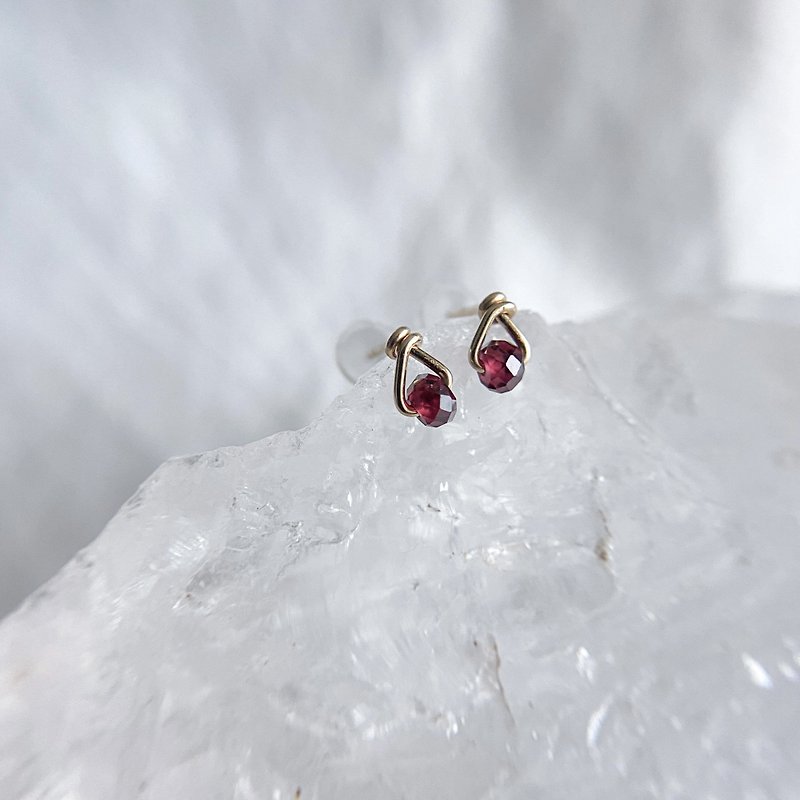 [Small water droplets] Mini Stone 14kgf gold-packed small earrings - Earrings & Clip-ons - Semi-Precious Stones Red