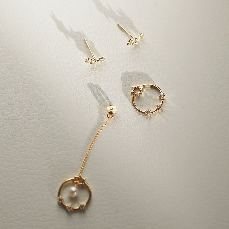 Miss Queeny Original | Little Star Natural Pearls Two asymmetric two wearing studs in sterling silver - ต่างหู - โลหะ สีทอง