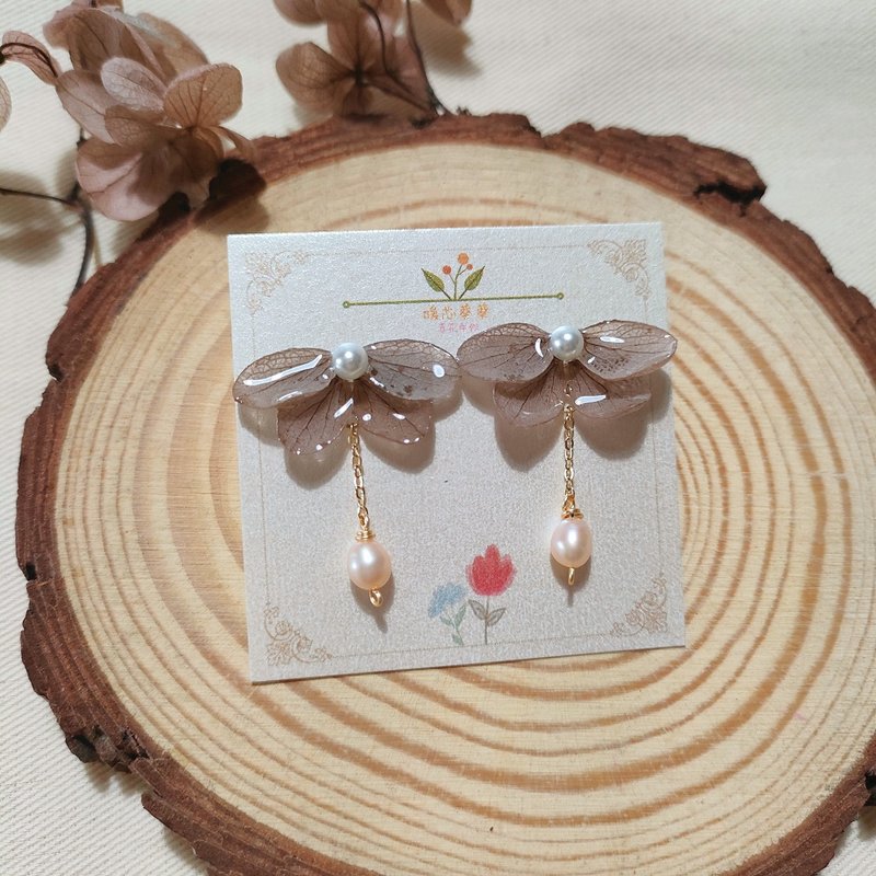 Wooden hydrangea milk tea color/bow knot/natural freshwater pearl/925 sterling silver earrings - Earrings & Clip-ons - Plants & Flowers 