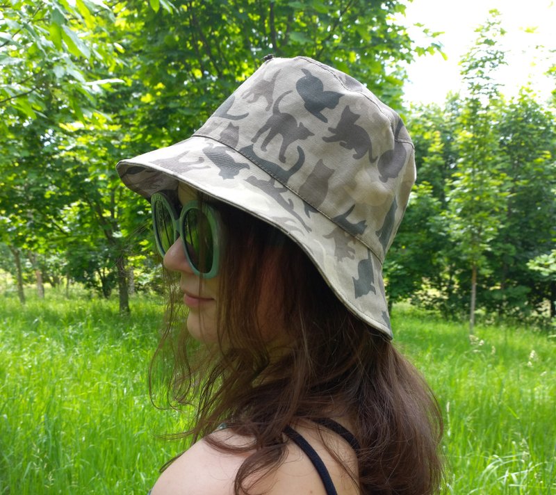 Cotton bucket hat with animalistic camouflage print. Summer sun hat. - 帽子 - 棉．麻 卡其色