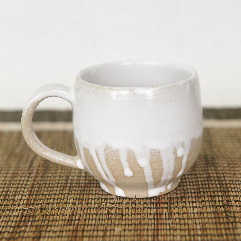 陶器の手は、コーヒーマグカップを残すために牛乳を作った - マグカップ - 陶器 ホワイト