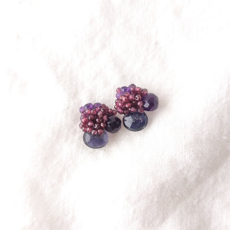 【天然石刺繍 ピアス 】Rhodolite Garnet × Amethyst × Iolite Earrings - 耳環/耳夾/耳骨夾 - 寶石 紅色