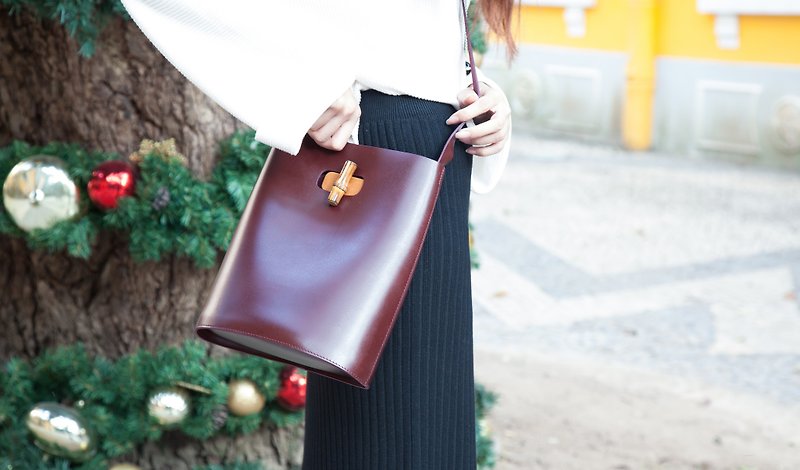 Bamboo Bucket Bag / Bucket Bag / Shoulder Bag / Bamboo / Vintage / Reddish Brown - Messenger Bags & Sling Bags - Genuine Leather 