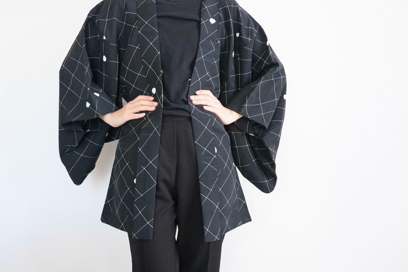 Japanese KIMONO, Black kimono, silk haori, authentic kimono - เสื้อแจ็คเก็ต - ผ้าไหม สีดำ