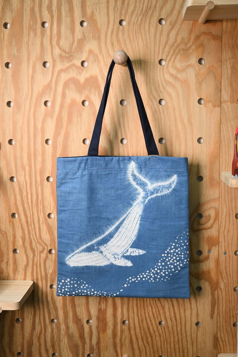 Indigo dye tote bag/handbag-whale - กระเป๋าถือ - ผ้าฝ้าย/ผ้าลินิน สีน้ำเงิน