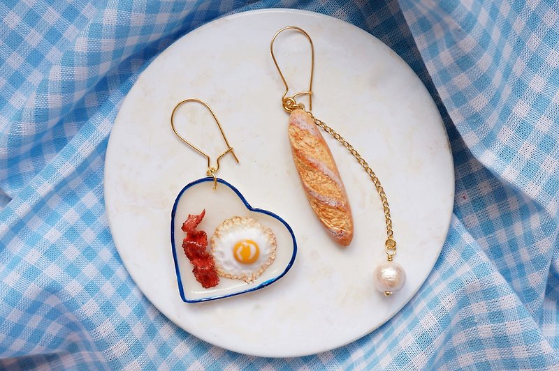 Fried Egg and Bacon Earrings/ Ear clips Handmade Polymer Clay - ต่างหู - ดินเหนียว สีน้ำเงิน