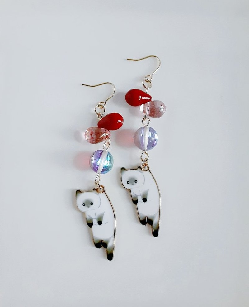 Cute earrings with drop beads and a hanging cat, white cat, red, unique, unique, stylish, gift, Luna flash, can be changed to allergy-friendly earrings or Clip-On. - ต่างหู - แก้ว สีแดง