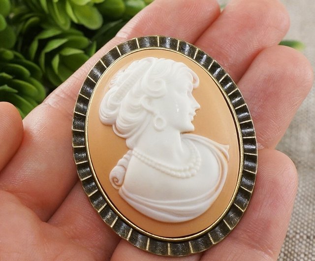 CAMEO LADY Pin