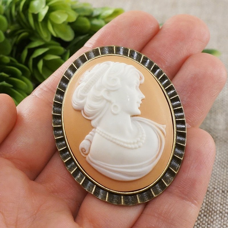 Lady Girl Cameo Brooch Pin White Powder Pink Victorian Brooch Woman Jewelry Gift - 胸針 - 其他材質 白色