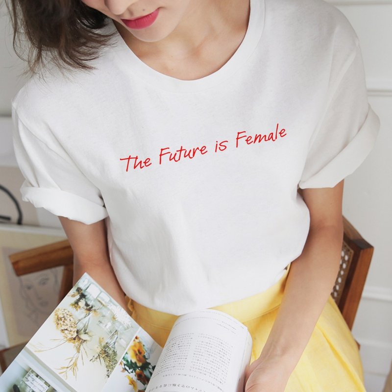 女力就是未來草寫The Future is Female短袖T恤白色 手工印刷文字 - 女上衣/長袖上衣 - 棉．麻 白色
