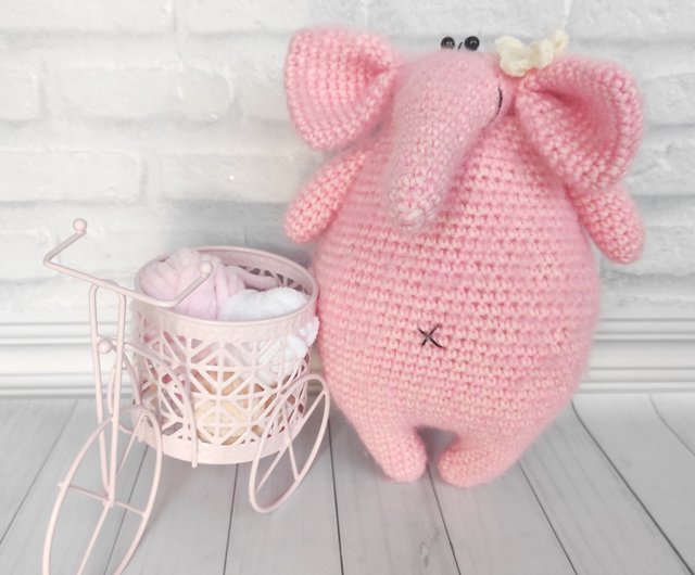 アーティストの小さなピンクの象の手作りぬいぐるみかわいい