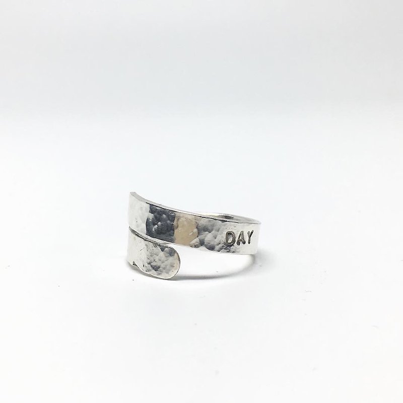 寬戒4mm 纏綿的愛 (999純銀 ) 戒指 - 戒指 - 銀 銀色
