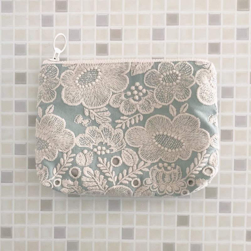 mina perhonen Popular pattern Makeup bag Cosmetic pouch Handmade Embroidery Elegant Made with high-quality fabric Smile flower - กระเป๋าเครื่องสำอาง - ผ้าฝ้าย/ผ้าลินิน สีเขียว