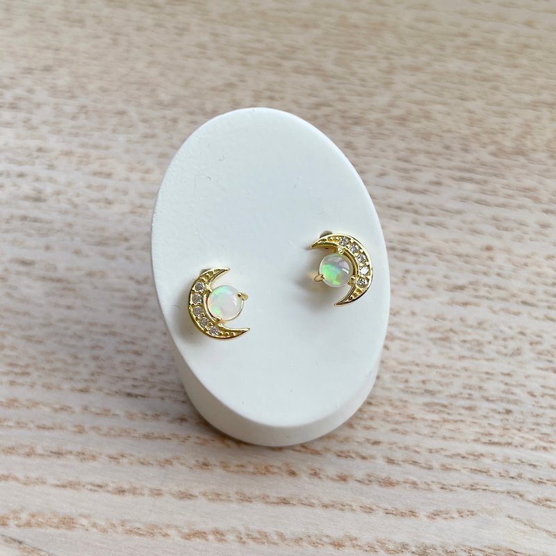 Stone Moon Light Opal Earrings - ต่างหู - เงิน สีเงิน