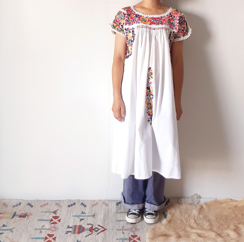 BajuTua /古著/ 墨西哥南方風情Oaxaca 花草刺繡洋裝 -潔白 - 連身裙 - 棉．麻 白色