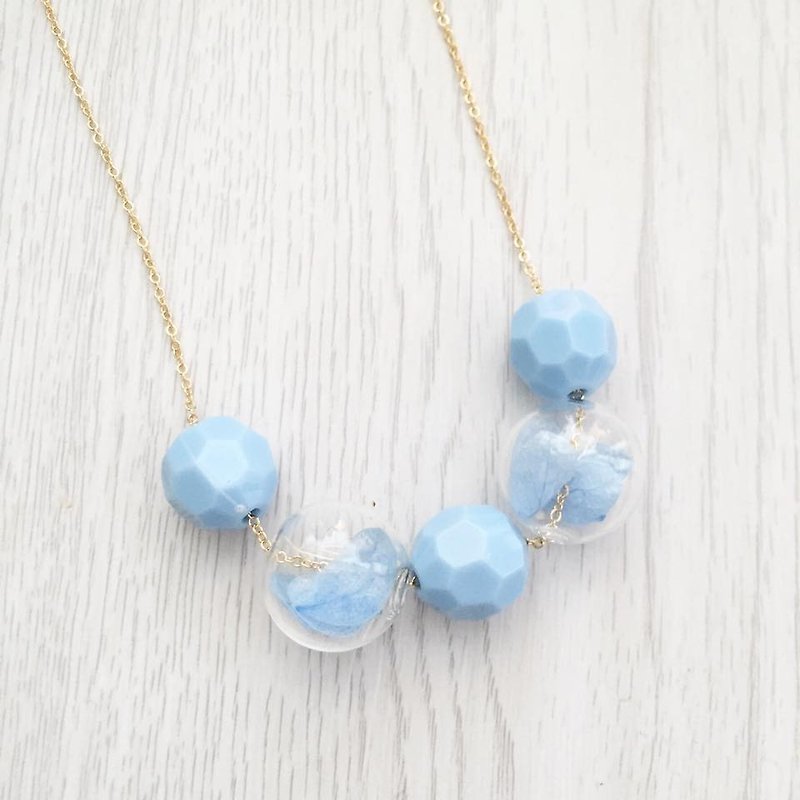 LaPerle summer blue and amaranth flowers and bubbles flowers geometric glass beads transparent beads necklace necklace necklace necklace birthday gift Preserved Flower Necklace - สร้อยติดคอ - แก้ว สีน้ำเงิน