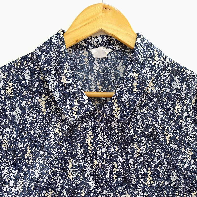 │Slowly│Flower-old shirt │vintage.Retro.Literature. - Women's Shirts - Polyester Multicolor