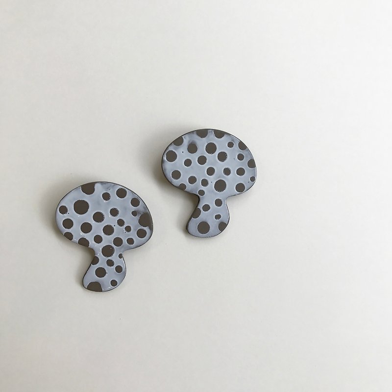 Black mushrooms 丨 heart pin 丨 buckle needle 丨 brooch 丨 pin - เข็มกลัด - ดินเผา สีนำ้ตาล