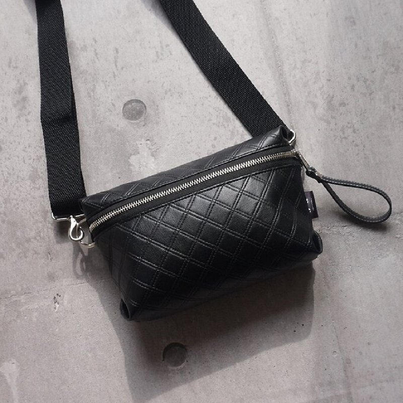 Quilt Crossbody Bag - Black - กระเป๋าแมสเซนเจอร์ - หนังเทียม สีดำ