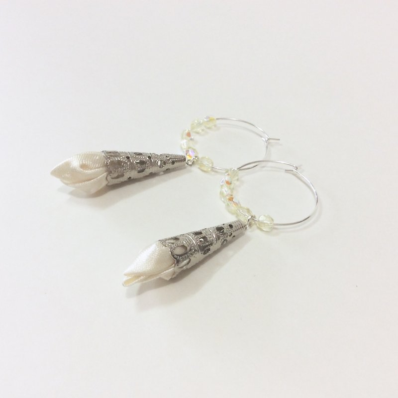 Kanzashi yellow ribbon flower bud glasses beaded earrings ear hoods（つまみ細工） - Earrings & Clip-ons - Glass Yellow