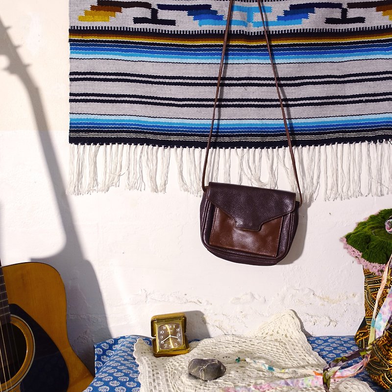 BajuTua / vintage / dark cocoa color LEATHER mini shoulder bag / purse - กระเป๋าแมสเซนเจอร์ - หนังแท้ สีนำ้ตาล
