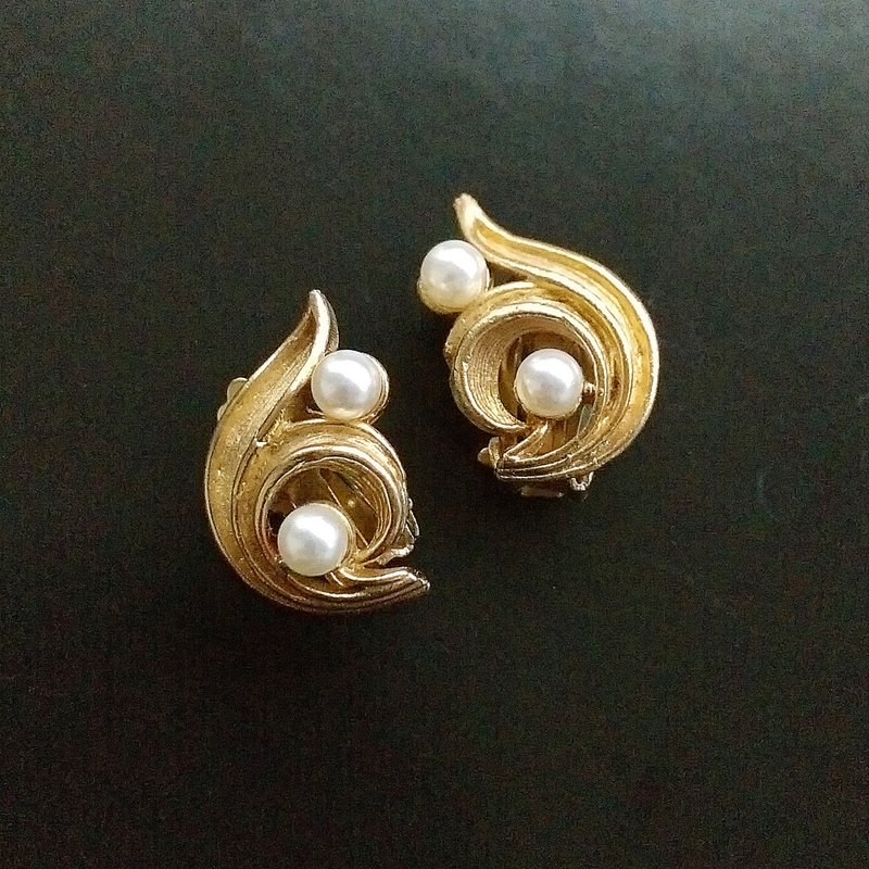 Vintage Jewelry 西洋古董飾品 LISNER 對稱 仿珠捲葉 夾式耳環 - 耳環/耳夾/耳骨夾 - 其他金屬 金色