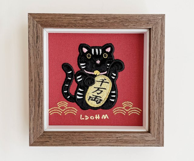 招き猫】ホワイトのブラック刺繍｜無垢材｜幸運と繁栄をもたらす