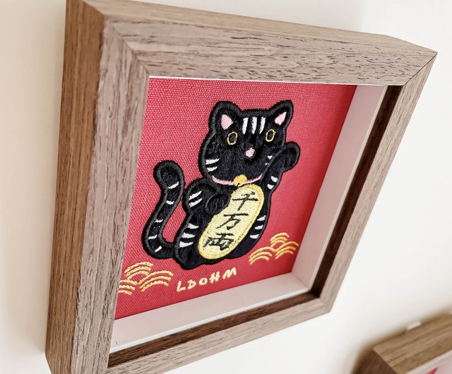 招き猫】ホワイトのブラック刺繍｜無垢材｜幸運と繁栄をもたらす