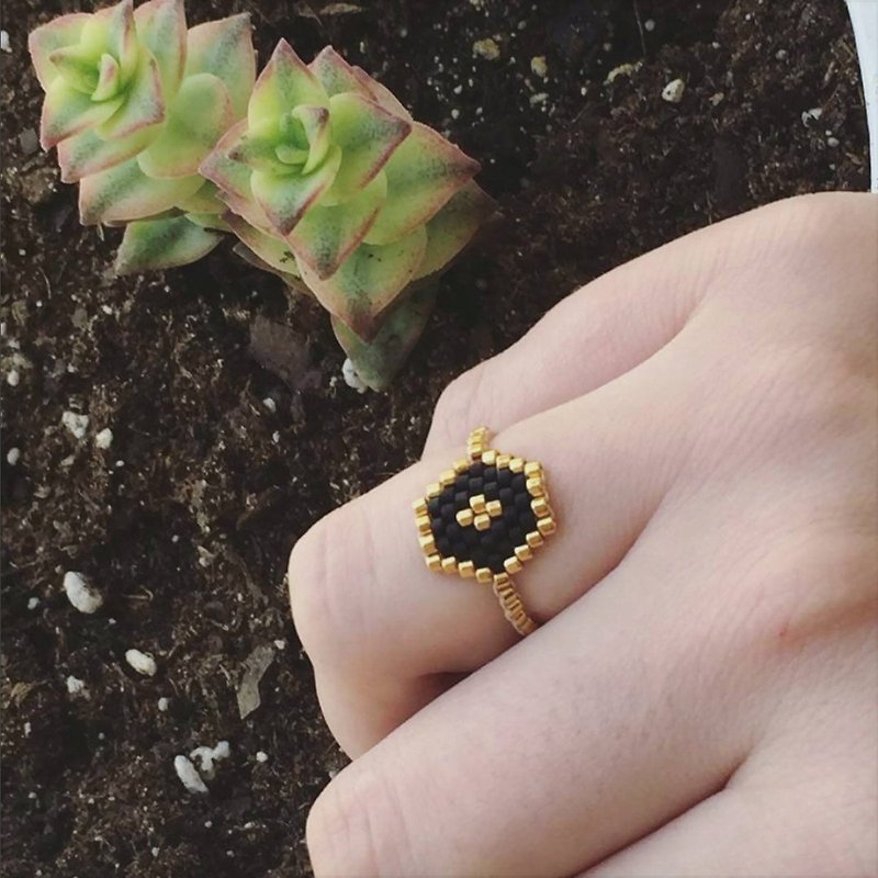 Hexagon Ring, Stacking Ring, Skinny Ring, Beaded Ring, Black and Gold Ring, Modern, Urban, Luxe - แหวนทั่วไป - แก้ว สีดำ