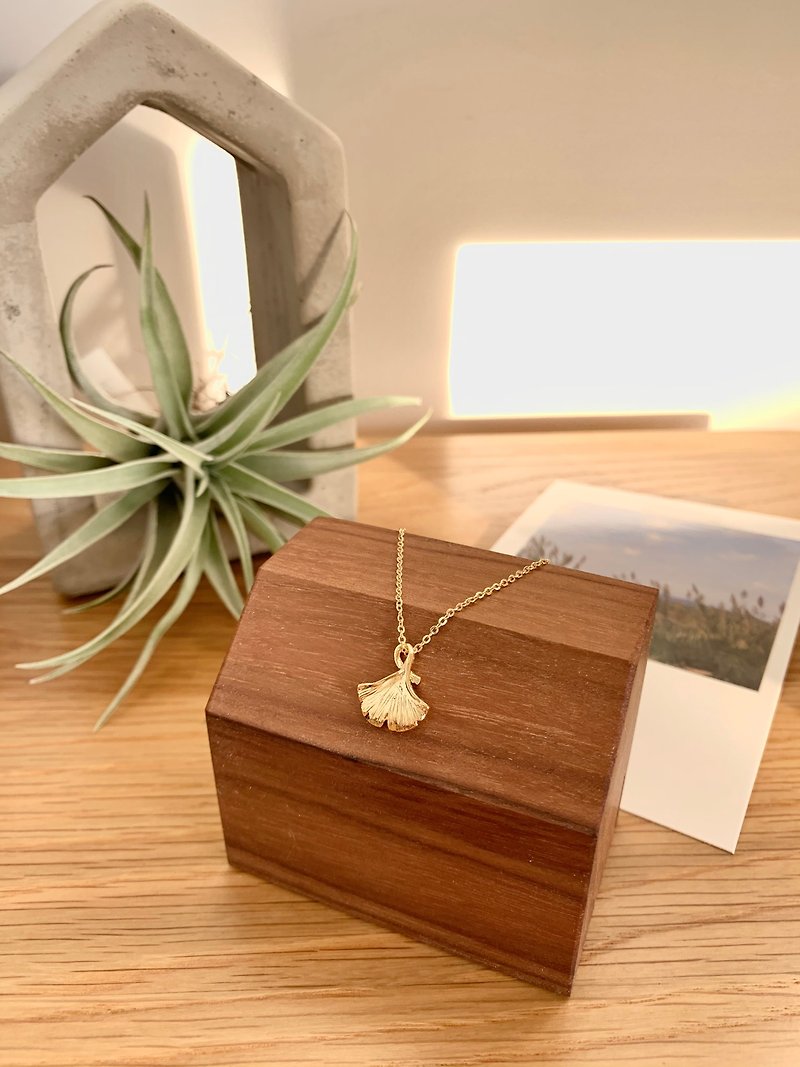 Washable18K Gold-Ginkgo Necklace Clavicle Chain Gold  Leaf Valentine's Day - สร้อยคอ - โลหะ สีทอง