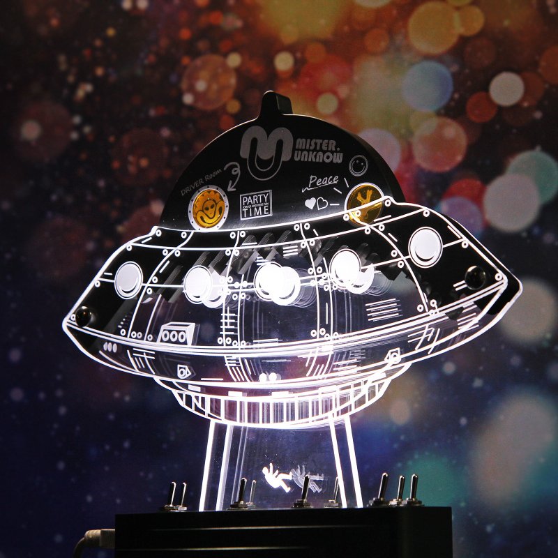 [Recycling of aerospace scraps] Flying saucer-shaped standing lamp - โคมไฟ - อลูมิเนียมอัลลอยด์ สีเขียว