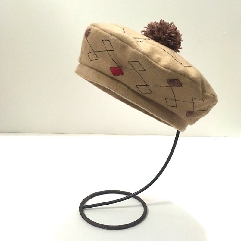 刺繍ポンポンベレー帽　キャメル - 口水肩/圍兜 - 其他材質 咖啡色